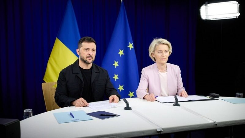 صحيفة: فون دير لاين متورطة في فضيحة بسبب علاقتها الوثيقة بزيلينسكي