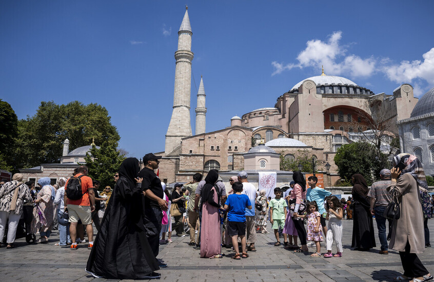 تقرير: الأتراك على “حافة الاكتئاب”.. قفزة قياسية في استهلاك المضادات