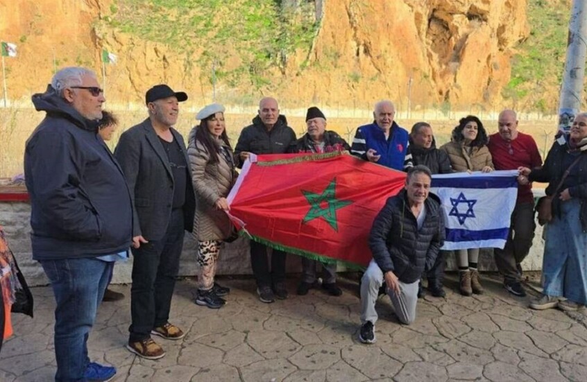 رفع علم إسرائيل على الحدود المغربية الجزائرية.. استنكار شديد في المغرب ورواية إسرائيلية