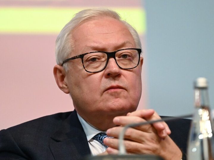 ريابكوف يؤكد أن ترامب تلقى دعوة من بوتين لزيارة روسيا