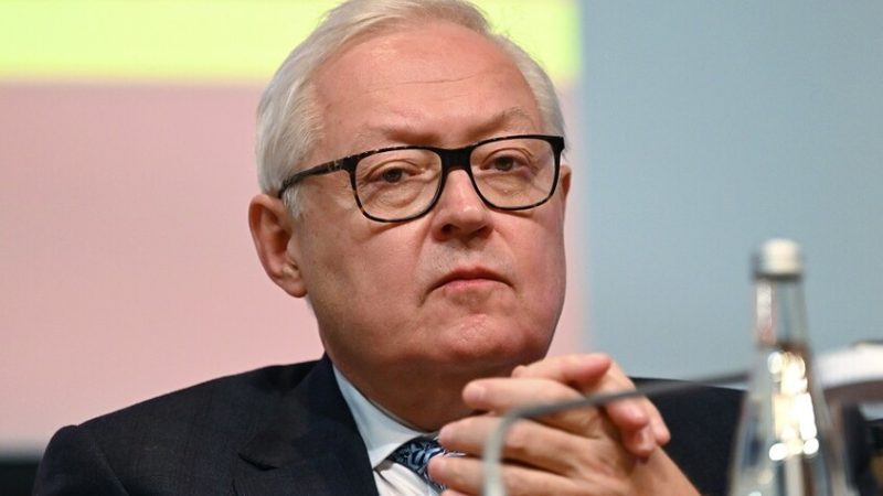 ريابكوف يؤكد أن ترامب تلقى دعوة من بوتين لزيارة روسيا