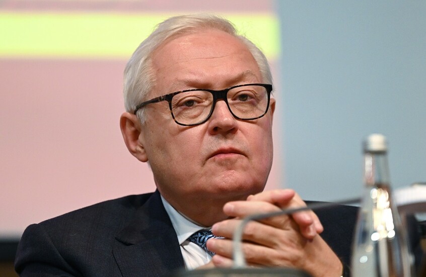 ريابكوف يؤكد أن ترامب تلقى دعوة من بوتين لزيارة روسيا