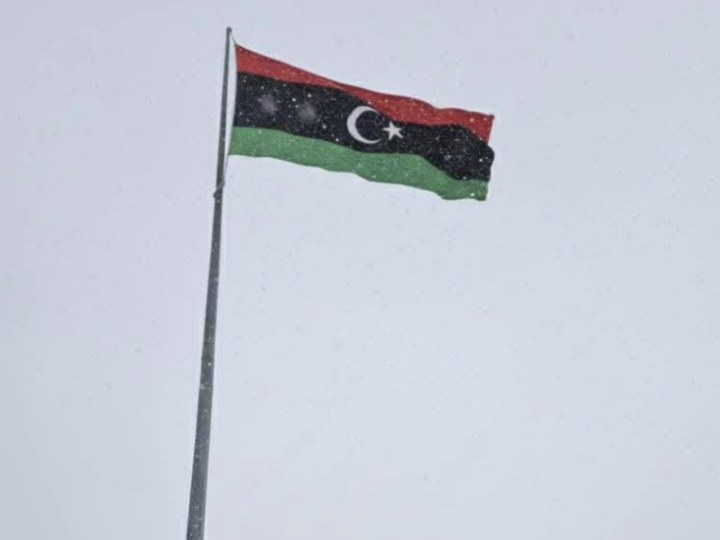 ثلوج نادرة تغطي شوارع طرابلس وتحول العاصمة الليبية إلى لوحة شتوية