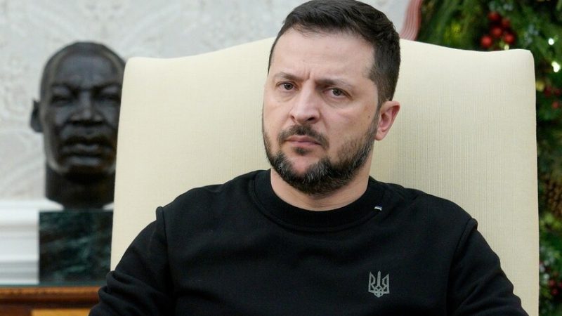 زيلينسكي يرفض مجددا سحب القوات المسلحة الأوكرانية من دونباس