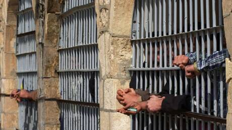 سجناء سوريون ولبنانيون في سجن رومية اللبناني يعلنون الإضراب الشامل (فيديو)