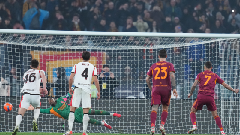 روما وميلان يتعادلان في قمة مثيرة ويهديان إنتر صدارة مريحة