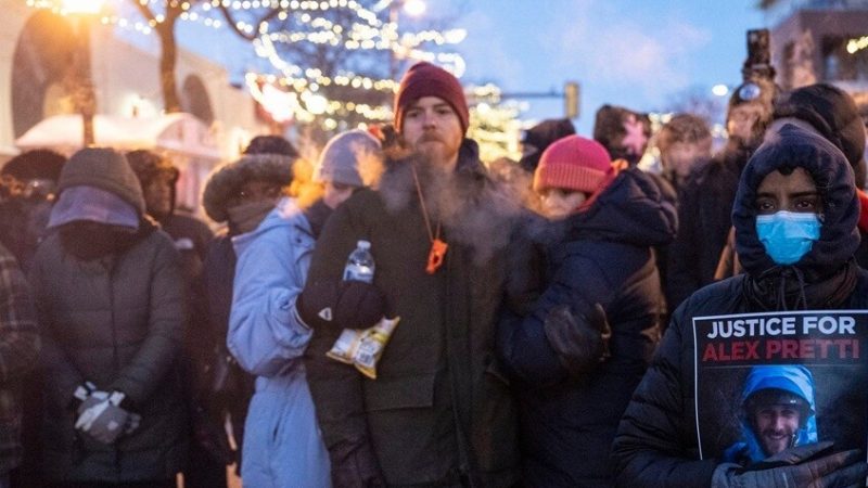 حاكم مينيسوتا يوجه خطابا حادا يطالب فيه بإنهاء الوجود الفيدرالي