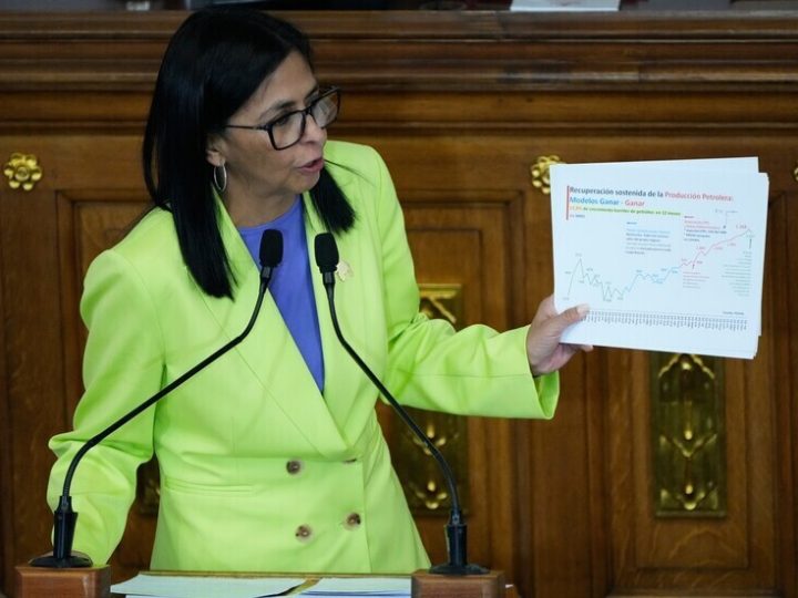 فنزويلا تطلق سراح ما لا يقل عن 100 سجين سياسي