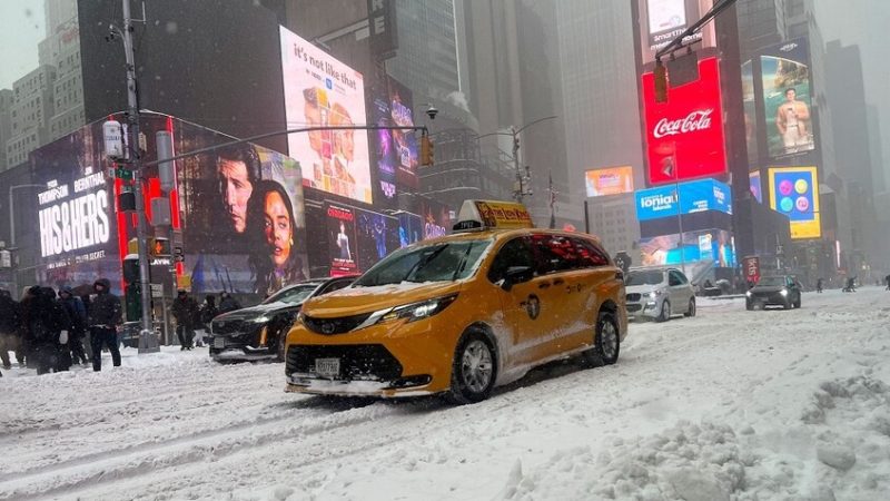 عاصفة ثلجية تشل حياة على أكثر من 200 مليون أمريكي