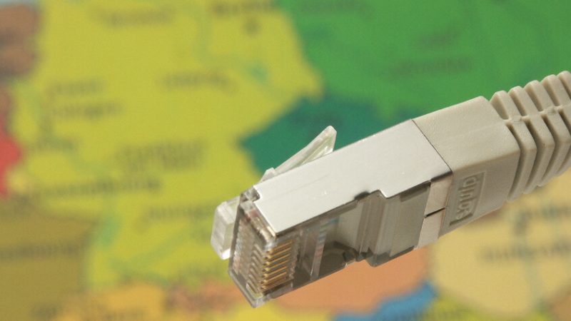 وزير الاتصالات الإيراني يحذر: انقطاع الإنترنت يهدد الاقتصاد بخسائر تصل إلى 50 تريليون ريال يوميا