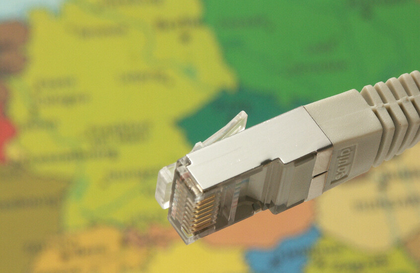 وزير الاتصالات الإيراني يحذر: انقطاع الإنترنت يهدد الاقتصاد بخسائر تصل إلى 50 تريليون ريال يوميا