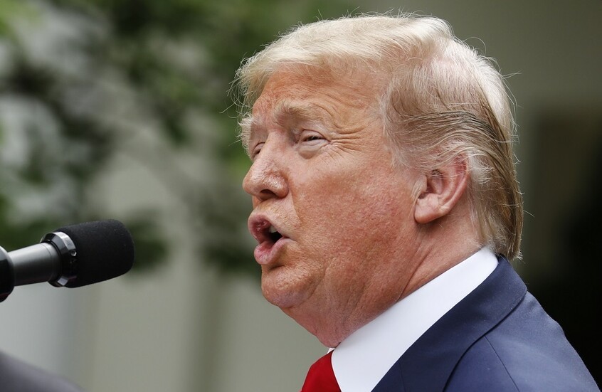 ترامب يمتدح حماس لإعادتها جثة الرهينة الأخير وتعاونها مع إسرائيل