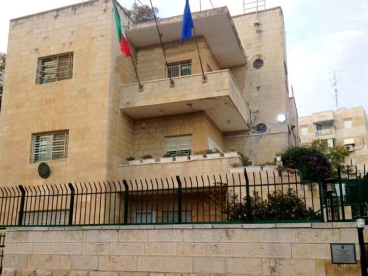 حادثة “استثنائية”.. مستوطن إسرائيلي يجبر ضابطين إيطاليين على الركوع تحت تهديد السلاح ويستجوبهما