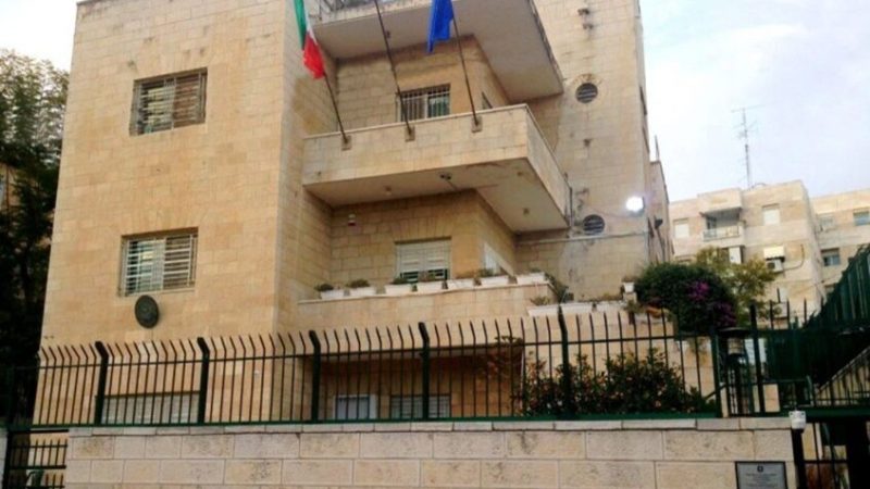 حادثة “استثنائية”.. مستوطن إسرائيلي يجبر ضابطين إيطاليين على الركوع تحت تهديد السلاح ويستجوبهما