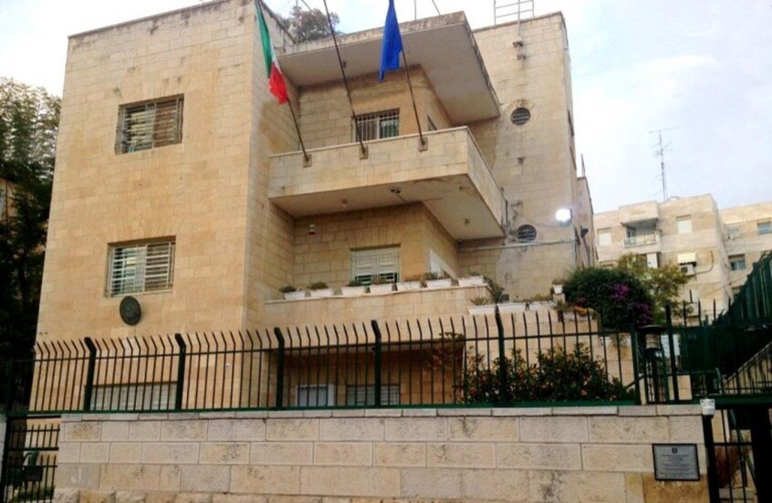 حادثة “استثنائية”.. مستوطن إسرائيلي يجبر ضابطين إيطاليين على الركوع تحت تهديد السلاح ويستجوبهما