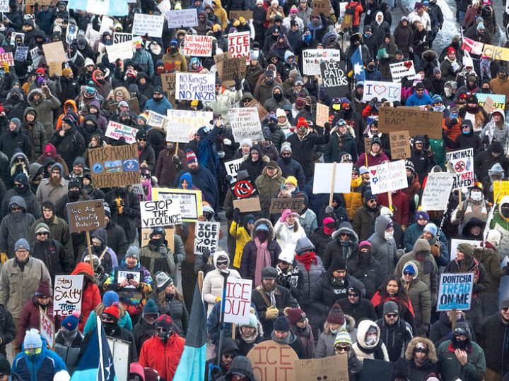 استطلاع: معظم الأمريكيين يؤيدون إلغاء إدارة الهجرة والجمارك