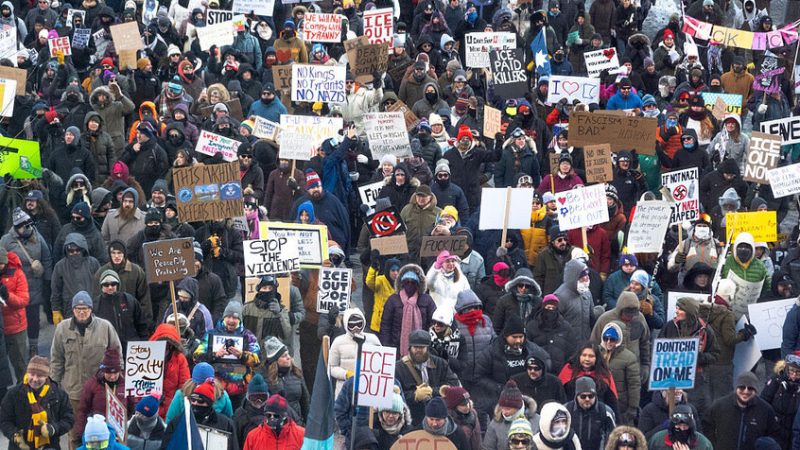 استطلاع: معظم الأمريكيين يؤيدون إلغاء إدارة الهجرة والجمارك