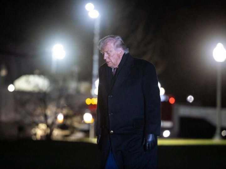 وزير البحرية الأمريكية ينشر صورة جديدة لترامب مع بطريق