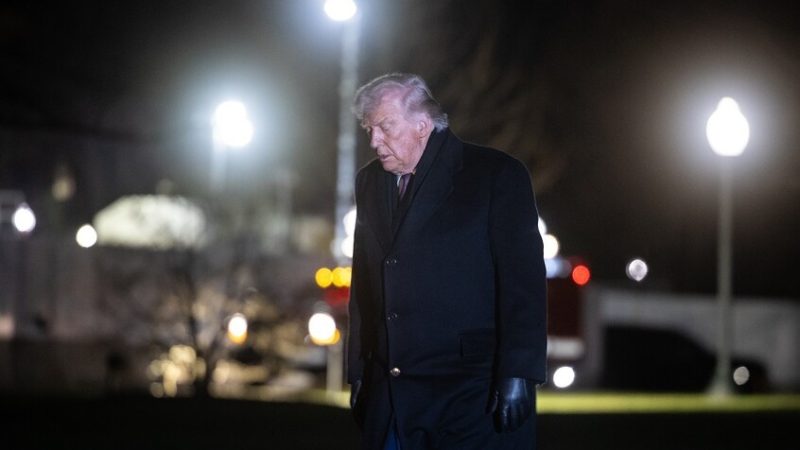 وزير البحرية الأمريكية ينشر صورة جديدة لترامب مع بطريق