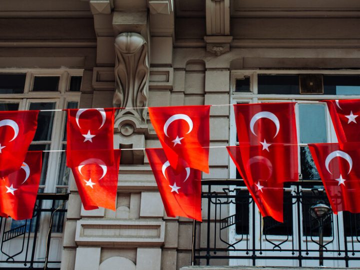 محافظة تركية تحظر التظاهرات المؤيدة للأكراد على الحدود مع سوريا