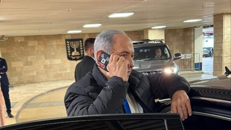 صورة لنتنياهو يغطي كاميرا هاتفه تثير جدلا واسعا حول الأمن الرقمي