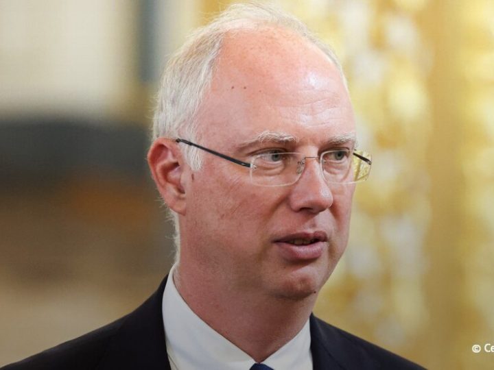 دميترييف معلقا على “نفاق” الرئيس الفلندي: الأوروبيون يعشقون الكذب والإنكار