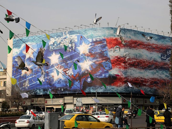 موقع إسرائيلي: واشنطن قلقة من “نشاط عسكري غير تقليدي” في طهران