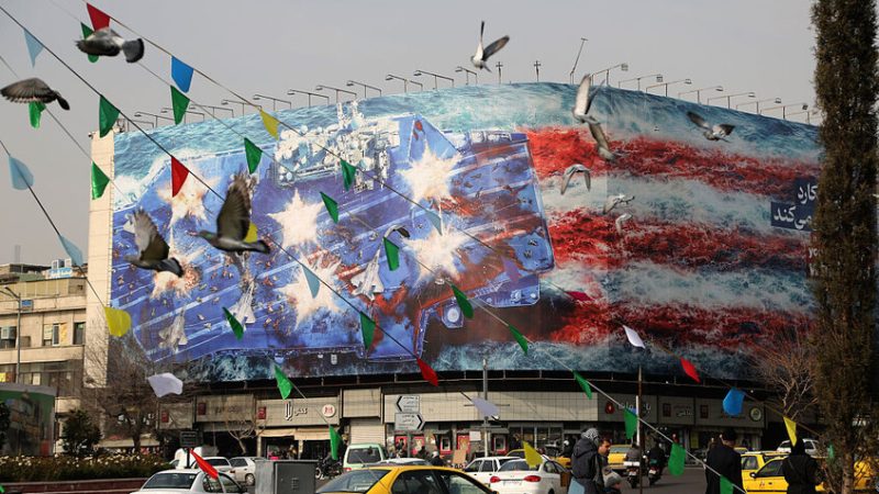 موقع إسرائيلي: واشنطن قلقة من “نشاط عسكري غير تقليدي” في طهران