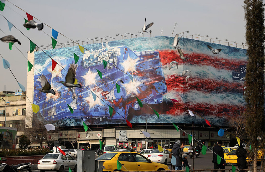 موقع إسرائيلي: واشنطن قلقة من “نشاط عسكري غير تقليدي” في طهران