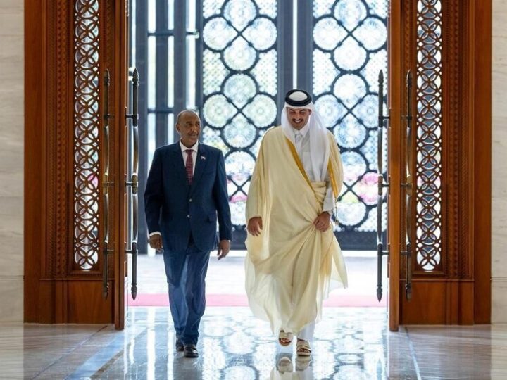 رئيس مجلس السيادة الانتقالي السوداني يصل الدوحة (صور +  فيديو)