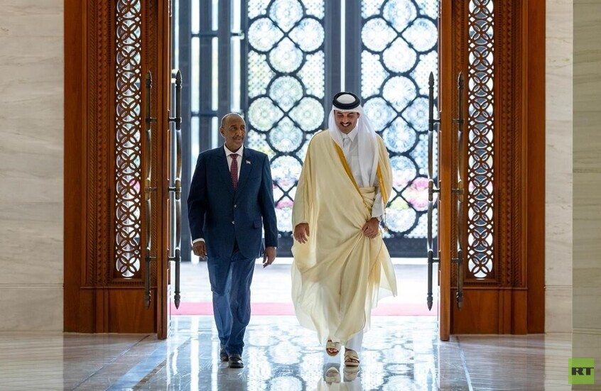 رئيس مجلس السيادة الانتقالي السوداني يصل الدوحة (صور +  فيديو)