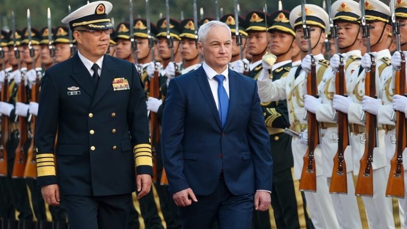 وزيرا دفاع روسيا والصين يؤكدان مواصلة تطوير التعاون بين جيشي البلدين