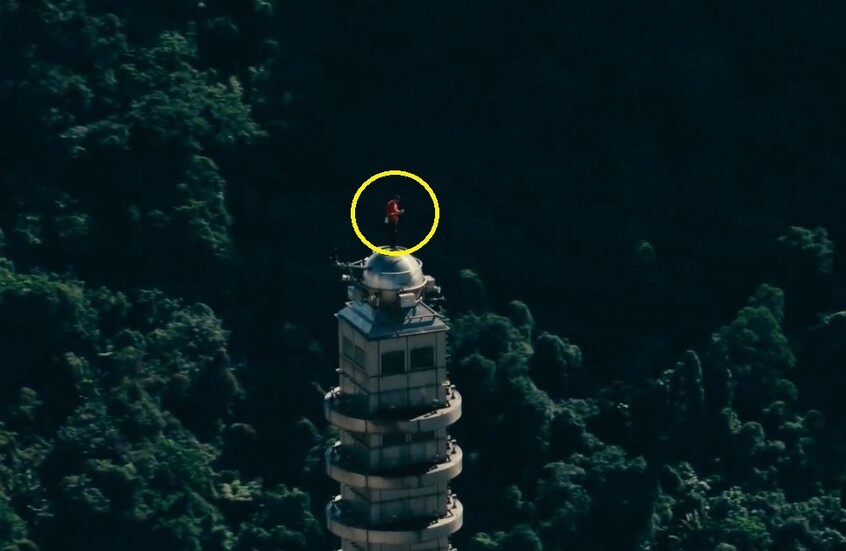 خطوة انتحارية.. “العنكبوت” يتسلق مبنى “تايبيه 101” من دون حبال في بث مباشر