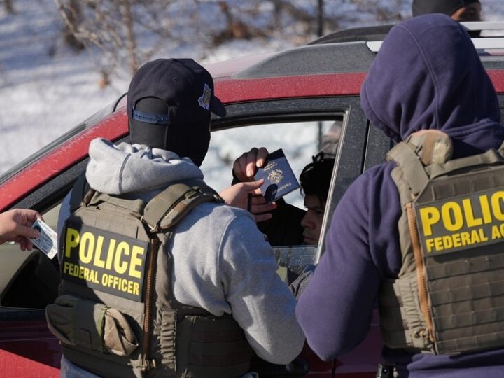 سياسي ألماني بارز ينتقد ممارسات قوات إنفاذ قوانين الهجرة والجمارك الأمريكية