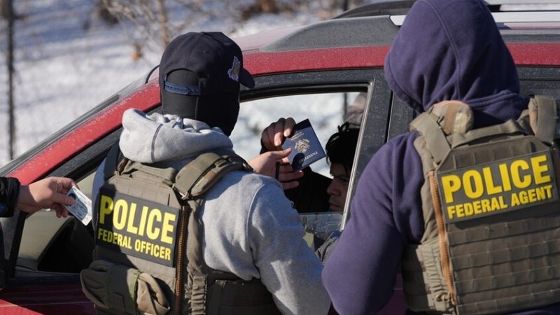 سياسي ألماني بارز ينتقد ممارسات قوات إنفاذ قوانين الهجرة والجمارك الأمريكية