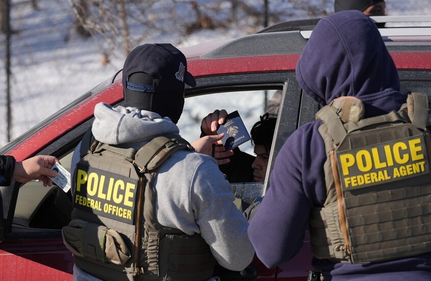 سياسي ألماني بارز ينتقد ممارسات قوات إنفاذ قوانين الهجرة والجمارك الأمريكية