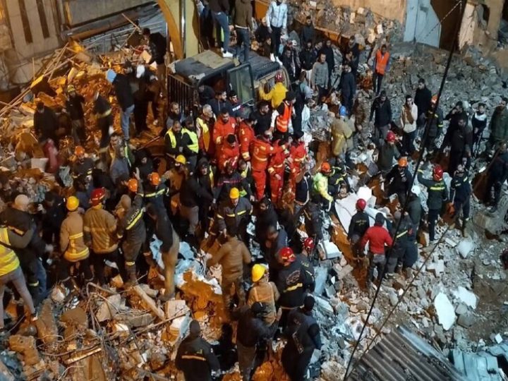 لبنان.. لحظة انتشال جثمان شابة من تحت أنقاض مبنى منهار في طرابلس بعد 4 أيام من البحث عنها (فيديو)