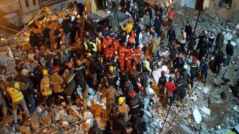 لبنان.. لحظة انتشال جثمان شابة من تحت أنقاض مبنى منهار في طرابلس بعد 4 أيام من البحث عنها (فيديو)