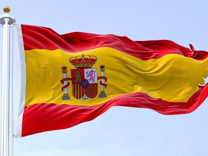 سفينة إنقاذ إسبانية ترافق ناقلة خاضعة لعقوبات أوروبية إلى المغرب