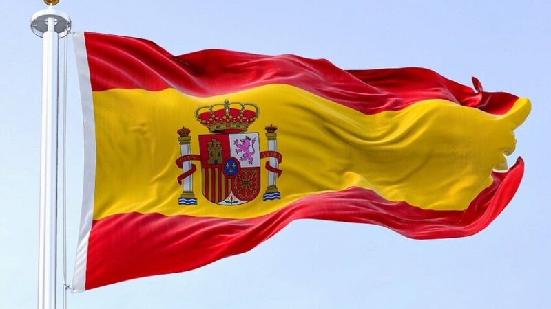 سفينة إنقاذ إسبانية ترافق ناقلة خاضعة لعقوبات أوروبية إلى المغرب