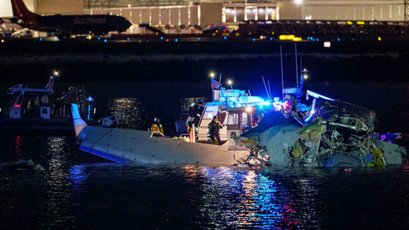 السلطات الأمريكية تكشف النقاب عن تحقيقاتها في أسوأ كارثة جوية منذ عقدين