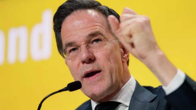 “بوليتيكو”: منع انسحاب ترامب من “الناتو” أولوية روته