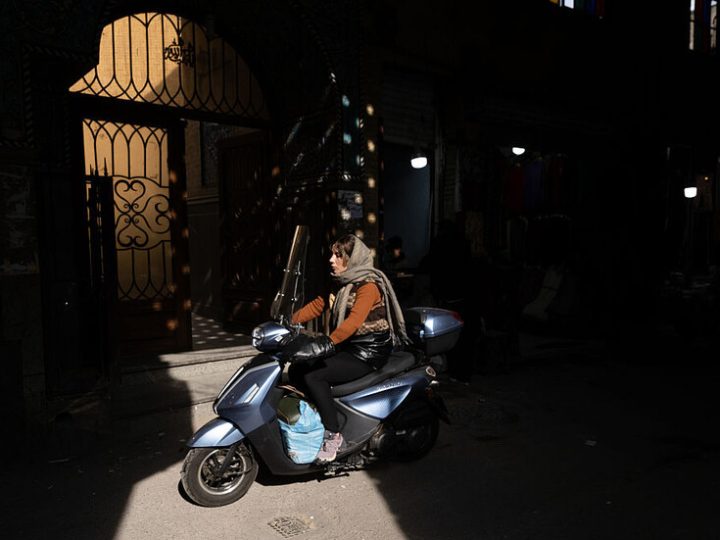 إيران تقر إصدار رخص قيادة الدراجات النارية للنساء