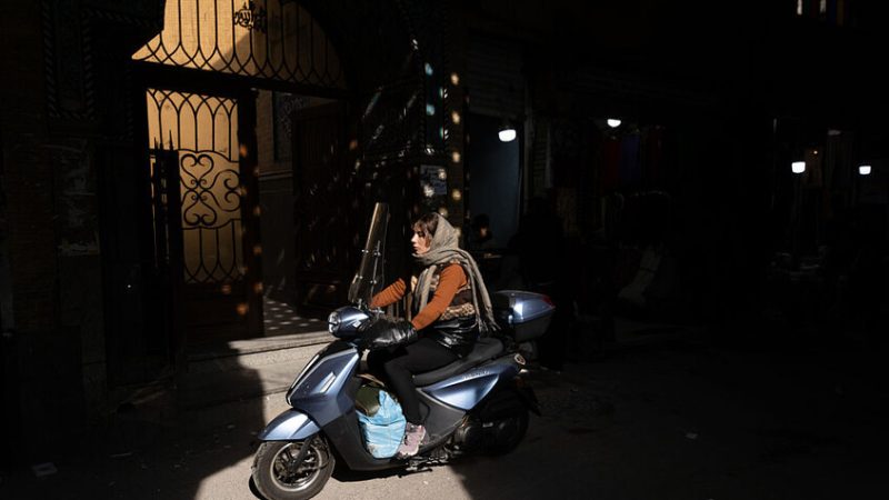 إيران تقر إصدار رخص قيادة الدراجات النارية للنساء