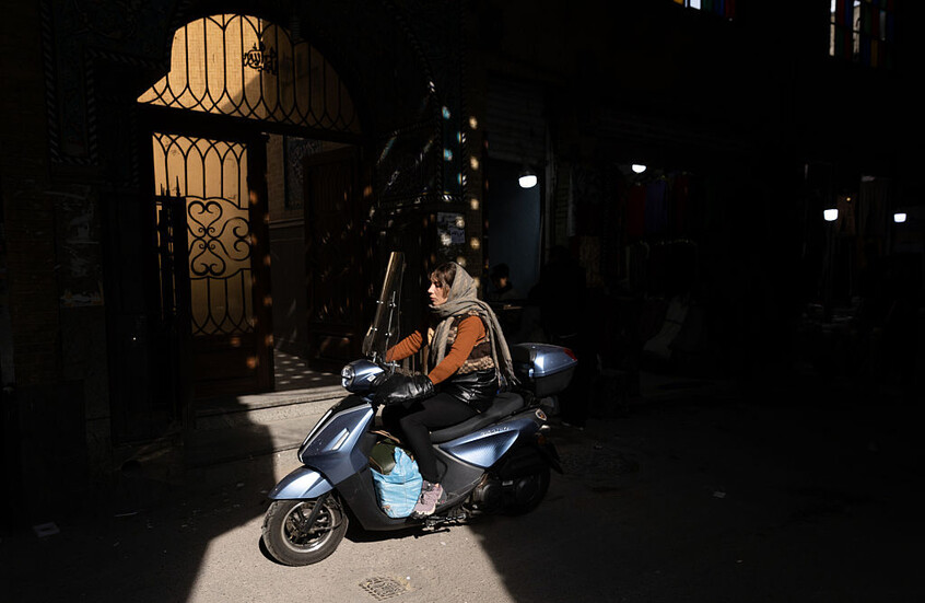 إيران تقر إصدار رخص قيادة الدراجات النارية للنساء