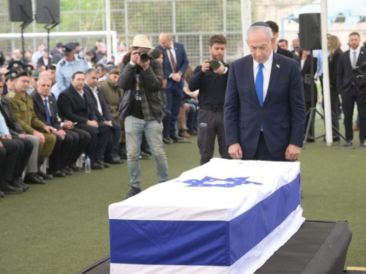 نتنياهو خلال جنازة ران غويلي: حققنا ما كنا نتمناه طوال 843 يوما (صور + فيديو)