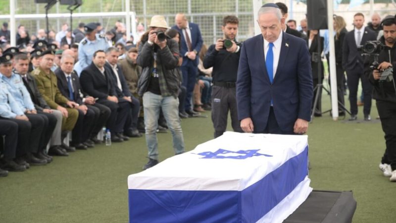 نتنياهو خلال جنازة ران غويلي: حققنا ما كنا نتمناه طوال 843 يوما (صور + فيديو)