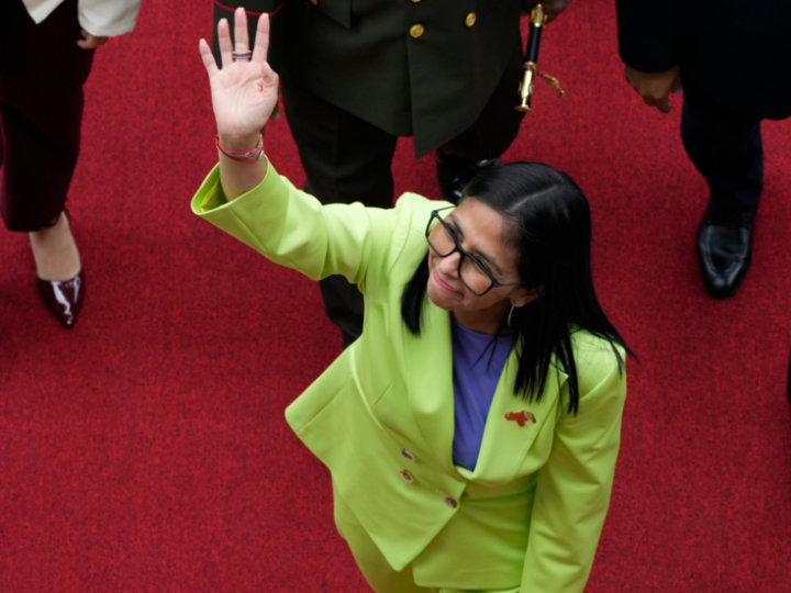 فنزويلا.. الجيش يعلن الولاء لديلسي رودريغيز