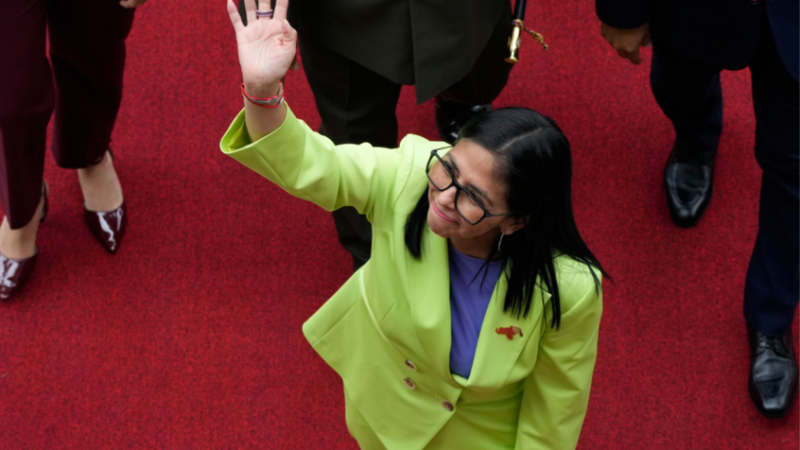 فنزويلا.. الجيش يعلن الولاء لديلسي رودريغيز