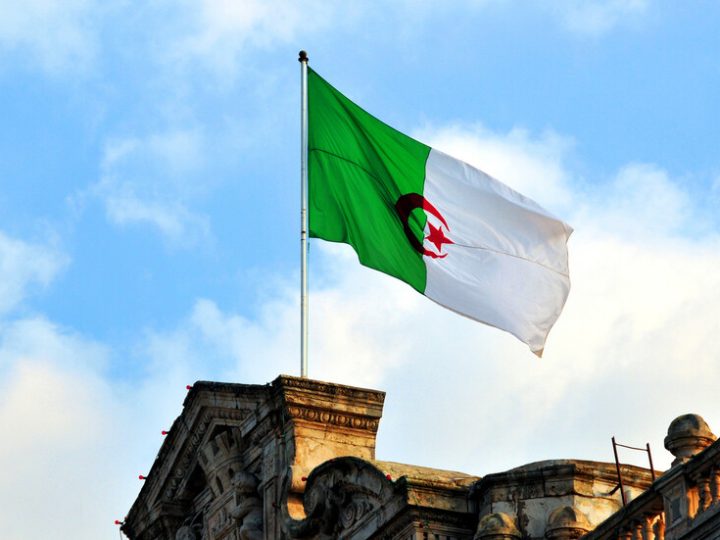 الجيش الجزائري يعلن القضاء على 3 مهربين مغاربة